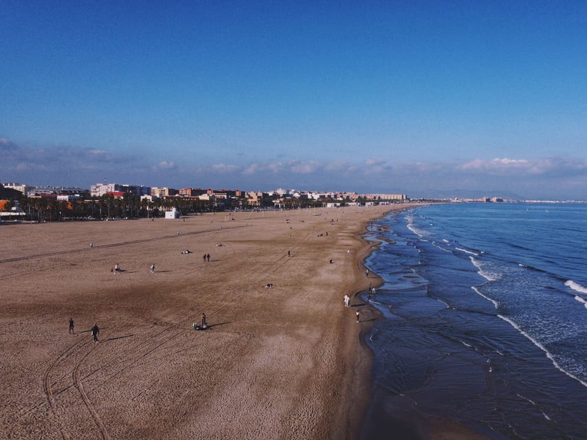 Luchtfoto van Playa del Cabanyal, met de zee rechts.