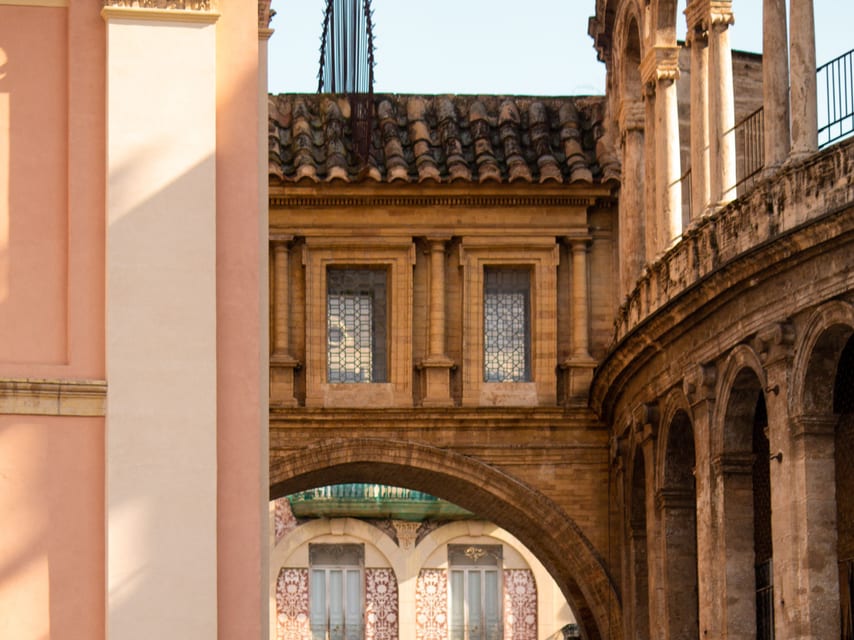 Boog tussen de kathedraal en de basiliek van Valencia, boven een straat in het historische centrum.