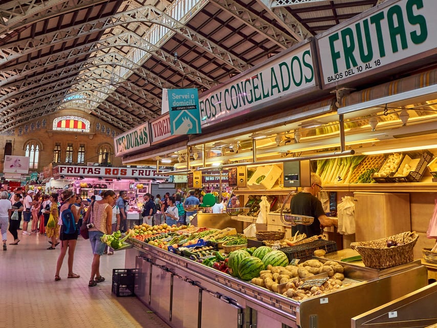 Binnenkant van de Mercado Central van Valencia, onder de koepel van ijzer en keramiek.