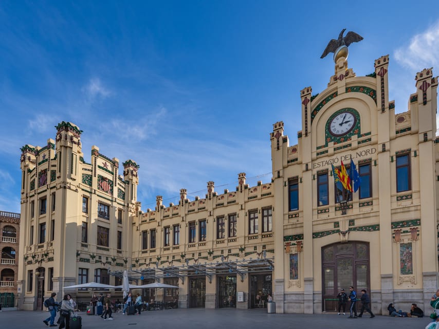 Modernistische gevel van station Estación del Norte, met de klok en de bronzen adelaar.